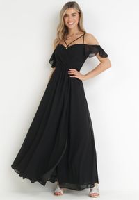 Born2be - Czarna Maxi Sukienka o Rozkloszowanym Fasonie na Cienkich Skrzyżowanych Ramiączkach Hendina. Okazja: na imprezę, na ślub cywilny, na wesele. Typ kołnierza: dekolt hiszpanka. Kolor: czarny. Długość rękawa: na ramiączkach. Typ sukienki: rozkloszowane. Długość: maxi