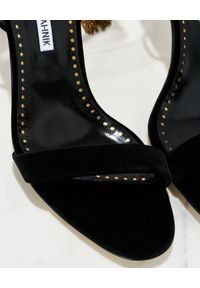 MANOLO BLAHNIK - Czarne sandały na obcasie z wiązaniem nad kostką. Zapięcie: pasek. Kolor: czarny. Materiał: zamsz. Obcas: na obcasie. Styl: elegancki. Wysokość obcasa: średni #2