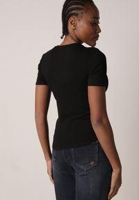 Born2be - Czarny Prążkowany T-shirt Ozdobiony po Bokach Marszczeniem Nedisa. Okazja: na co dzień. Kolor: czarny. Materiał: prążkowany. Wzór: aplikacja. Styl: casual #4