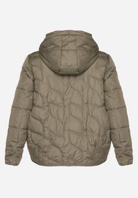 Born2be - Jasnozielona Pikowana Kurtka Przejściowa o Klasycznym Kroju z Kapturem Tavitte. Okazja: na co dzień, na spacer. Typ kołnierza: kaptur. Kolekcja: plus size. Kolor: zielony. Materiał: jeans, poliester. Wzór: aplikacja. Styl: klasyczny #5