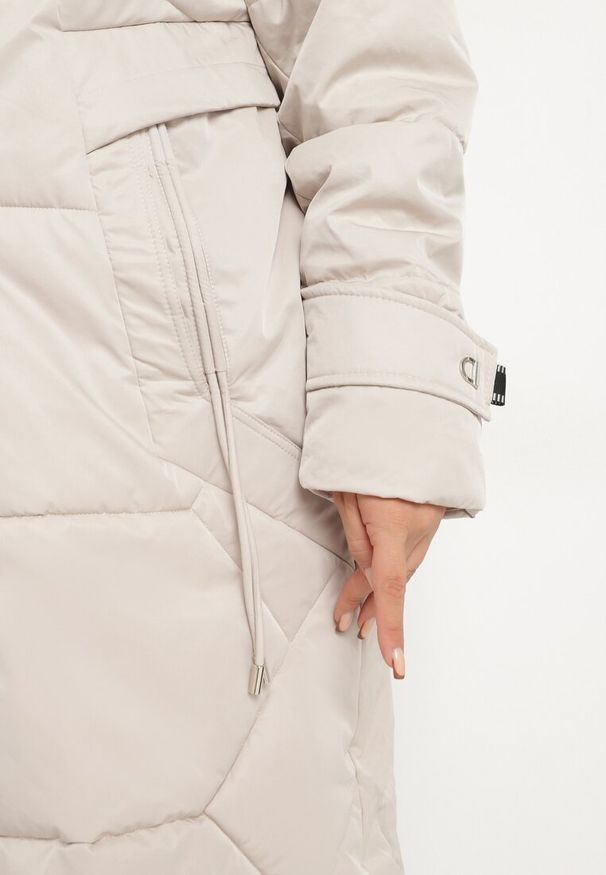 Born2be - Beżowa Jednorzędowa Kurtka o Długim Fasonie Ocieplana Kailoria. Okazja: na co dzień. Kolekcja: plus size. Kolor: beżowy. Materiał: tkanina, jeans. Długość: długie. Sezon: zima. Styl: casual