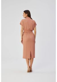 Stylove - Elegancka sukienka z kołnierzem różana. Okazja: na co dzień. Kolor: czarny, fioletowy, różowy. Materiał: elastan, tkanina, guma. Typ sukienki: proste, kopertowe, ołówkowe. Styl: elegancki. Długość: midi