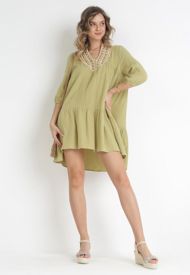Born2be - Zielona Rozkloszowana Sukienka Oversize z Ozdobną Plecionką Przy Dekolcie Samila. Kolor: zielony. Typ sukienki: oversize. Styl: boho. Długość: mini