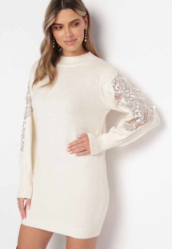 Born2be - Jasnobeżowy Sweter z Okrągłym Dekoltem i Siateczkową Wstawką z Cekinami Zepirra. Kolor: beżowy. Długość rękawa: długi rękaw. Wzór: aplikacja. Styl: klasyczny