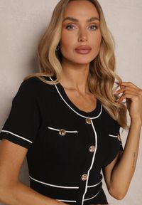 Renee - Czarna Dopasowana Sukienka Retro z Dzianiny z Wiskozą Zdobiona Guzikami Lanothra. Okazja: na co dzień, na spotkanie biznesowe, do pracy, na spacer. Kolor: czarny. Materiał: dzianina, wiskoza. Długość rękawa: krótki rękaw. Wzór: aplikacja. Typ sukienki: proste. Styl: retro #4