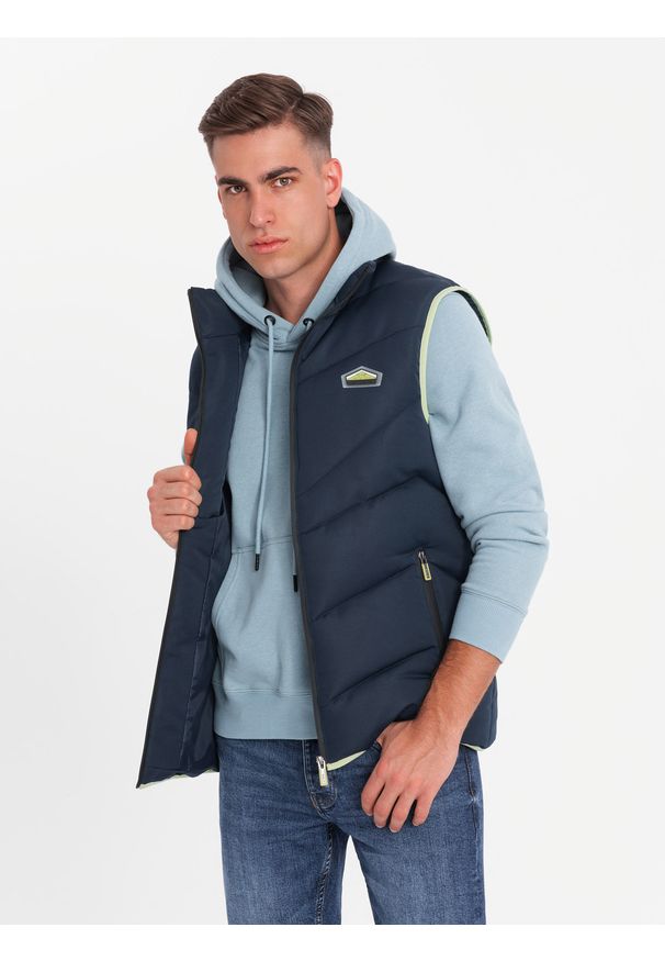Ombre Clothing - Męski pikowany bezrękawnik z neonowymi akcentami – granatowy V3. Typ kołnierza: kołnierzyk stójkowy. Kolor: niebieski. Materiał: guma, tkanina, poliester, materiał, syntetyk. Długość rękawa: bez rękawów. Wzór: aplikacja