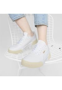Puma - Damskie sneakersy Carina 2.0 PUMA White Gold Alpine Snow. Okazja: na plażę. Kolor: biały, wielokolorowy, żółty. Sezon: lato. Sport: turystyka piesza, tenis