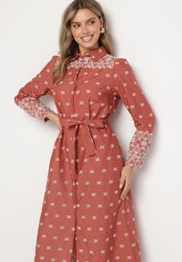 Born2be - Jasnobrązowa Sukienka o Koszulowym Kroju z Wiązanym Paskiem Ozdobiona Haftem Valentirae. Okazja: na co dzień. Kolor: brązowy. Materiał: bawełna. Wzór: aplikacja, haft. Typ sukienki: koszulowe. Styl: casual, klasyczny #2