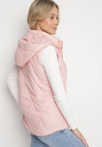 Born2be - Różowa Kamizelka z Geometrycznym Pikowaniem i Kapturem Koridi. Okazja: na co dzień, na spacer. Kolor: różowy. Materiał: jeans. Wzór: geometria. Styl: klasyczny, casual, sportowy #5