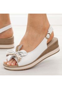 Białe skórzane sandały damskie na koturnie T.Sokolski L26-679. Okazja: na co dzień. Kolor: biały. Materiał: skóra. Wzór: aplikacja, kwiaty. Sezon: wiosna, lato. Obcas: na koturnie. Styl: casual, elegancki, klasyczny #1