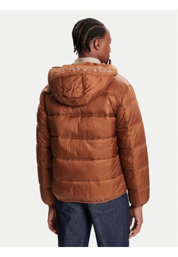 Tommy Jeans Kurtka zimowa DM0DM22044 Brązowy Regular Fit. Kolor: brązowy. Materiał: syntetyk. Sezon: zima