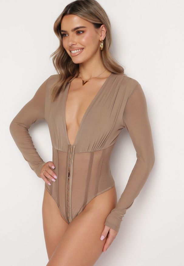 Born2be - Beżowe Body z Siateczki z Gorsetowymi Wstawkami i Głębokim Dekoltem Oraclea. Typ kołnierza: dekolt gorset. Kolor: beżowy. Styl: elegancki