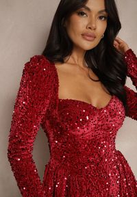 Renee - Czerwona Rozkloszowana Sukienka Welurowa z Kwadratowym Dekoltem i Cyrkoniowym Zdobieniem Gistaria. Typ kołnierza: dekolt kwadratowy. Kolor: czerwony. Materiał: welur. Długość rękawa: długi rękaw. Wzór: aplikacja. Typ sukienki: rozkloszowane. Styl: wizytowy, elegancki #5