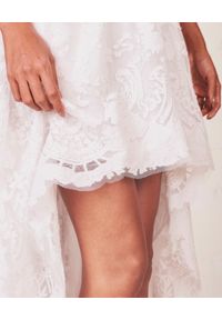 LOVE SHACK FANCY - Asymetryczna spódnica Halsey. Okazja: na wesele, na ślub cywilny. Kolor: biały. Materiał: jedwab, koronka. Długość: długie. Wzór: haft, koronka, aplikacja #6