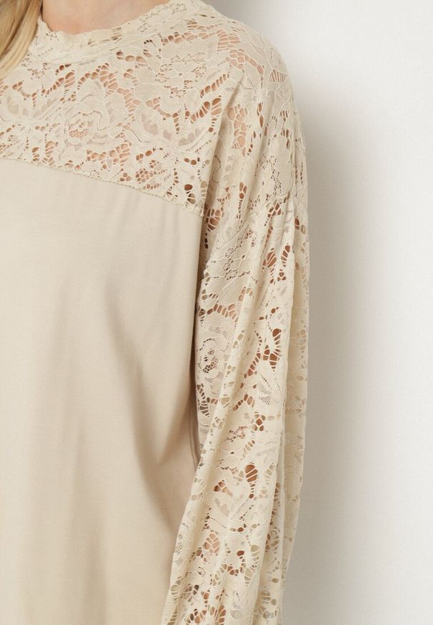 Born2be - Beżowa Bluzka z Wiskozą Ozdobiona Koronką Evisso. Okazja: na co dzień. Kolor: beżowy. Materiał: wiskoza, koronka. Długość: długie. Wzór: aplikacja, koronka. Styl: casual, klasyczny