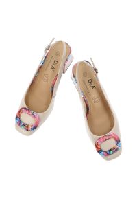 Czółenka damskie S.Barski, slingback ze skóry naturalnej z kolorowym obcasem i ozdobną klamrą z regulowanym paskiem, różowe, LZ61-2010. Okazja: na ślub cywilny, na wesele, na imprezę. Zapięcie: klamry. Kolor: beżowy. Materiał: skóra. Wzór: kolorowy. Obcas: na obcasie. Styl: elegancki. Wysokość obcasa: średni #7