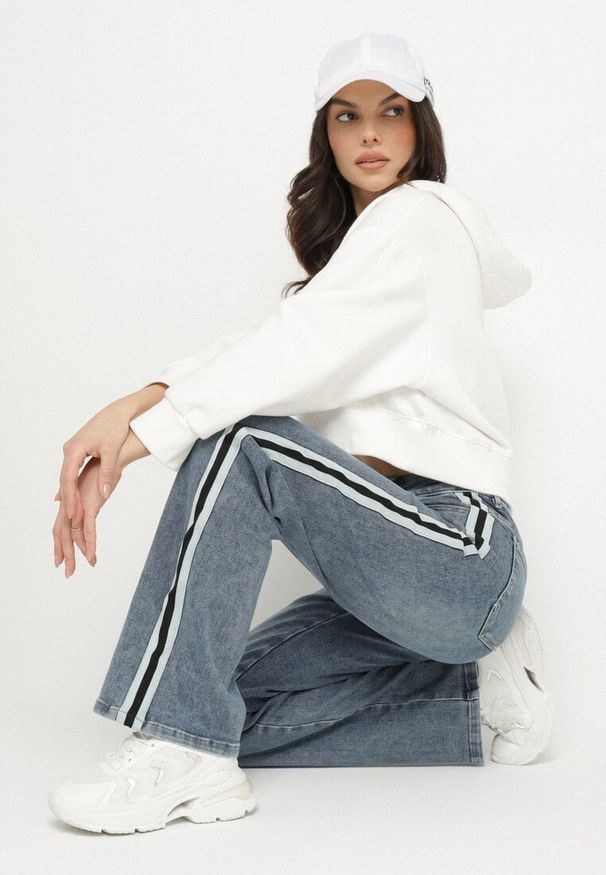 Born2be - Niebieskie Jeansy o Szerokim Kroju z Wysokim Stanem i Lampasami Sesariana. Okazja: na co dzień. Stan: podwyższony. Kolor: niebieski. Styl: casual, elegancki