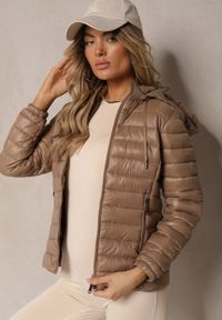 Renee - Ciemnobeżowa Pikowana Kurtka z Odpinanym Kapturem Telianna. Kolor: beżowy. Styl: elegancki
