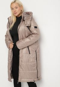 Born2be - Ciemnobeżowa Przejściowa Kurtka Pikowana z Kapturem i Suwakami po Bokach Fesunela. Okazja: na co dzień. Typ kołnierza: kaptur. Kolekcja: plus size. Kolor: beżowy. Materiał: jeans. Sezon: jesień. Styl: casual, klasyczny #4