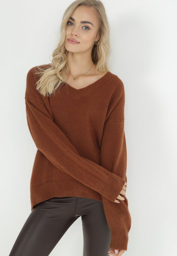 Born2be - Brązowy Sweter z Wiskozy Oversize Yorate. Okazja: na co dzień. Typ kołnierza: dekolt w serek. Kolor: brązowy. Materiał: wiskoza. Długość rękawa: długi rękaw. Długość: długie. Styl: elegancki, wizytowy, casual