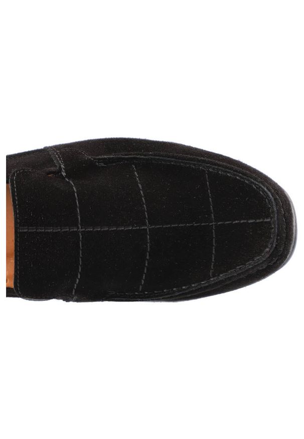 Czarne Mokasyny Karino Męskie Stylowe Obuwie. Okazja: na co dzień, na imprezę, do pracy. Zapięcie: bez zapięcia. Kolor: czarny. Materiał: jeans, zamsz, skóra. Szerokość cholewki: normalna. Styl: elegancki