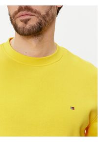 TOMMY HILFIGER - Tommy Hilfiger Bluza Flag Logo MW0MW32735 Żółty Regular Fit. Kolor: żółty. Materiał: bawełna #3