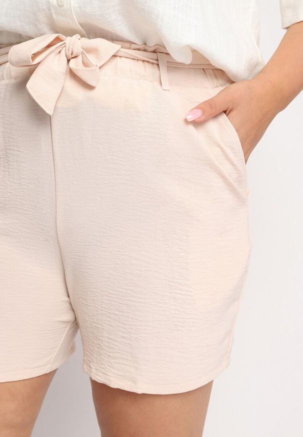 Born2be - Beżowe Szorty Typu Bermudy z Wysokim Stanem z Gumką w Pasie i Wiązaniem Seviiana. Okazja: na co dzień. Stan: podwyższony. Kolekcja: plus size. Kolor: beżowy. Materiał: koronka, materiał. Wzór: koronka. Sezon: lato. Styl: casual, elegancki