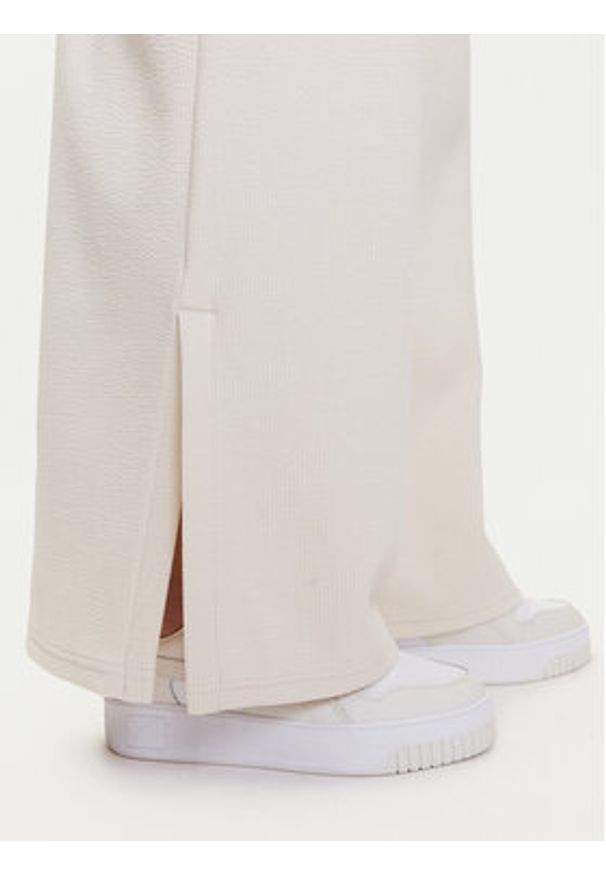Puma Spodnie dresowe Her 685061 Beżowy Straight Fit. Kolor: beżowy. Materiał: bawełna