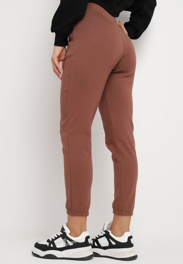 Born2be - Brązowe Spodnie Dresowe Zwężane z Kieszeniami i Gumką w Pasie Lerikas. Okazja: na co dzień. Kolor: brązowy. Materiał: dresówka. Styl: casual