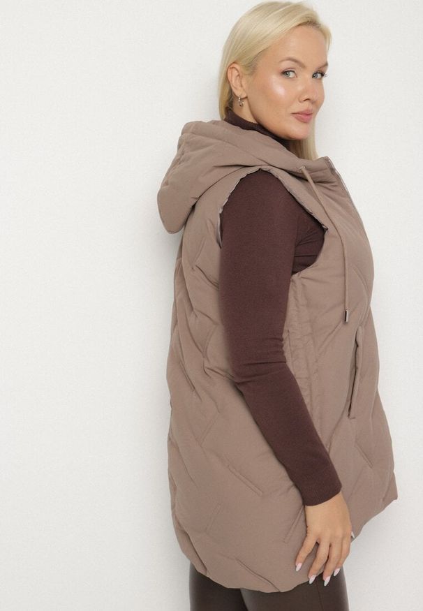 Born2be - Ciemnobeżowa Przejściowa Kamizelka z Pikowanymi Przeszyciami i Kapturem Fesolira. Okazja: na co dzień. Kolekcja: plus size. Kolor: beżowy. Materiał: jeans. Styl: casual, sportowy