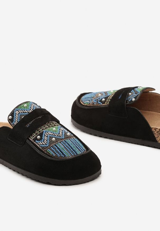 Born2be - Czarne Płaskie Klapki z Ekozamszu Zdobione Cyrkoniami i Koralikami Allina. Kolor: czarny. Materiał: len. Wzór: aplikacja. Sezon: lato. Styl: elegancki