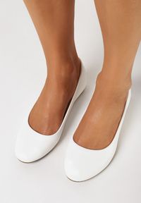 Born2be - Białe Balerinki Ikolevia. Nosek buta: okrągły. Kolor: biały. Sezon: lato. Obcas: na koturnie. Styl: klasyczny. Wysokość obcasa: średni #5