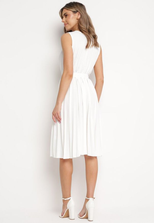 Born2be - Biała Rozkloszowana Sukienka Midi Plisowana z Materiałowym Paskiem Varethia. Kolor: biały. Materiał: materiał. Wzór: aplikacja. Długość: midi