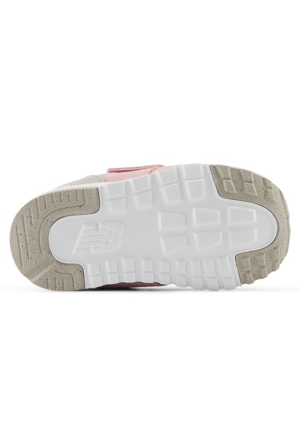 Buty niemowlęce New Balance NW574BKM – różowe. Okazja: na co dzień. Zapięcie: rzepy. Kolor: różowy. Materiał: skóra, guma. Szerokość cholewki: normalna. Model: New Balance 574. Sport: turystyka piesza