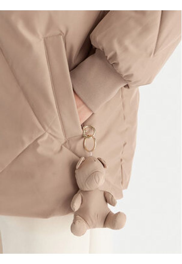 Guess Kurtka zimowa V5BL13 WHHZ2 Beżowy Regular Fit. Kolor: beżowy. Materiał: syntetyk. Sezon: zima