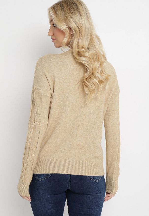 Born2be - Beżowy Sweter o Warkoczowym Splocie z Okrągłym Dekoltem Selinera. Kolor: beżowy. Materiał: dzianina. Wzór: ze splotem. Styl: klasyczny