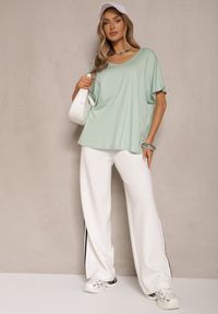 Renee - Jasnozielony T-shirt z Wiskozą w Stylu Nietoperza Liofala. Okazja: na co dzień. Kolor: zielony. Materiał: wiskoza. Styl: elegancki, casual #5