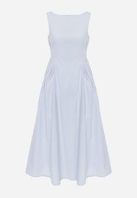 Born2be - Jasnoniebieska Sukienka Bawełniana o Rozkloszowanym Fasonie z Dekoltem Łódką i Kieszeniami Elenira. Typ kołnierza: dekolt w łódkę. Kolor: niebieski. Materiał: bawełna. Typ sukienki: rozkloszowane. Styl: elegancki #3