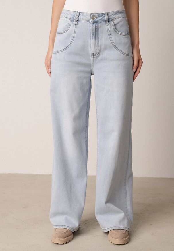 Born2be - Niebieskie Szerokie Jeansy z Wysokim Stanem Przeszyciami i Imitacją Kieszeni Tanila. Okazja: na co dzień, do pracy, na spotkanie biznesowe. Stan: podwyższony. Kolor: niebieski. Styl: klasyczny, casual, biznesowy, elegancki