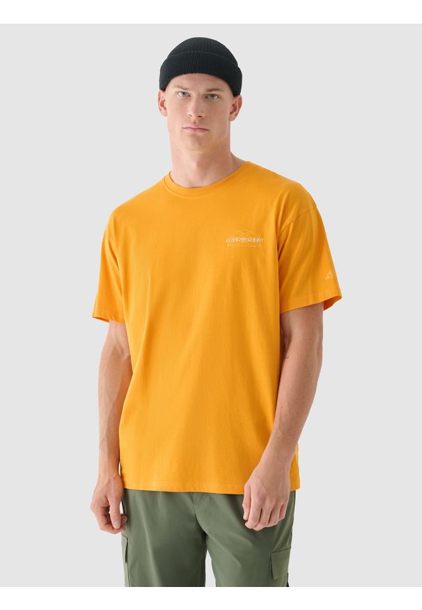 4f - 4F T-shirt oversize z nadrukiem męski - pomarańczowy S. Okazja: na co dzień. Kolor: pomarańczowy. Materiał: bawełna, jersey, dzianina. Długość rękawa: krótki rękaw. Długość: krótkie. Wzór: nadruk. Styl: sportowy, klasyczny, casual