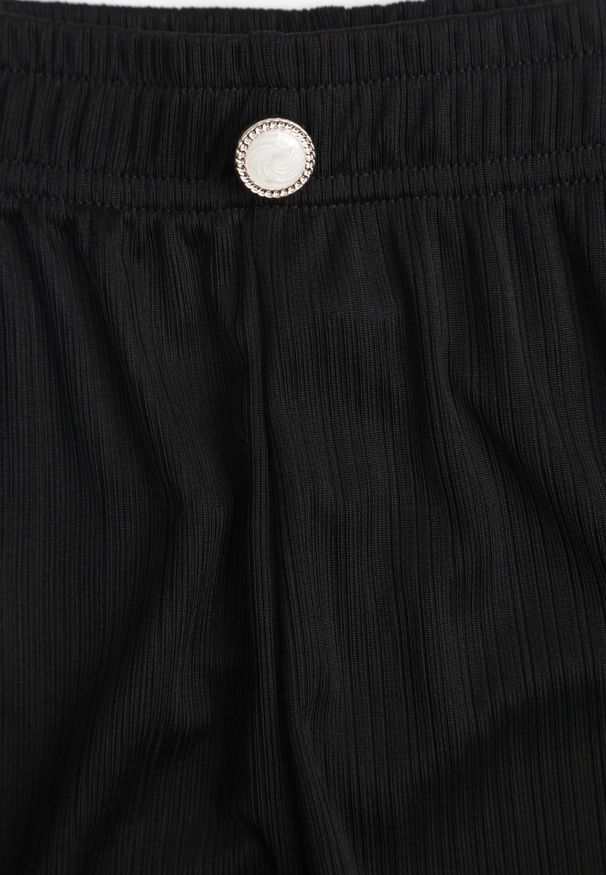 Renee - Czarne Teksturowane Spodnie High Waist Wide Leg z Ozdobnym Guzikiem Aviane. Okazja: na co dzień. Stan: podwyższony. Kolor: czarny. Materiał: tkanina. Długość: krótkie. Styl: casual