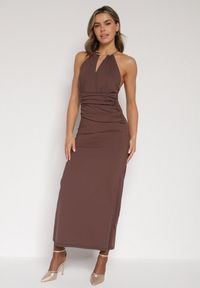 Born2be - Brązowa Sukienka Koktajlowa z Dekoltem Halter i Odkrytymi Plecami Sewrina. Okazja: na wesele, na ślub cywilny. Typ kołnierza: dekolt halter. Kolor: brązowy. Materiał: jedwab. Typ sukienki: proste. Styl: wizytowy #1