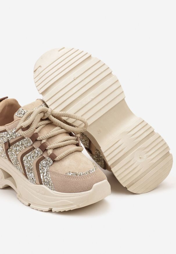 Renee - Ciemnobeżowe Sznurowane Sneakersy na Platformie Ozdobione Brokatem Ewla. Okazja: na co dzień. Nosek buta: okrągły. Zapięcie: sznurówki. Kolor: beżowy. Materiał: materiał, jeans. Wzór: aplikacja. Obcas: na platformie. Wysokość obcasa: średni