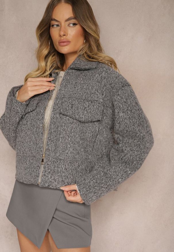 Renee - Szara Krótka Kurtka o Pudełkowym Kroju z Kołnierzykiem i Kieszeniami Nelilia. Okazja: na co dzień. Kolor: szary. Materiał: jeans. Długość: krótkie. Styl: sportowy, elegancki, casual