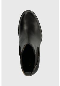 Guess sztyblety MAELEA damskie kolor czarny na słupku FL8EEA ELE10. Nosek buta: okrągły. Kolor: czarny. Materiał: skóra. Obcas: na słupku. Wysokość obcasa: średni #4