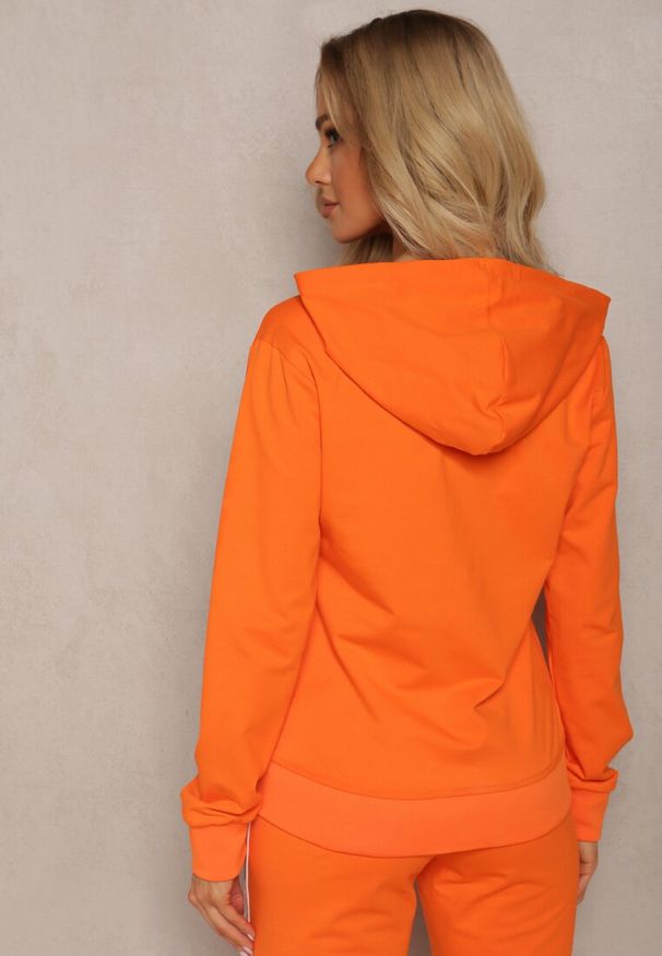Renee - Pomarańczowa Bluza z Kapturem na Suwak z Metalową Aplikacją Jevase. Okazja: na co dzień. Typ kołnierza: kaptur. Kolor: pomarańczowy. Materiał: jeans. Długość rękawa: długi rękaw. Długość: długie. Wzór: aplikacja. Styl: casual