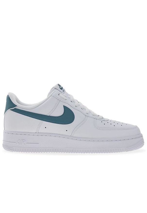 Buty męskie Nike Air Force 1 '07 FJ4146-114 - białe. Kolor: biały. Materiał: guma, skóra. Szerokość cholewki: normalna. Sezon: lato. Model: Nike Air Force. Sport: koszykówka