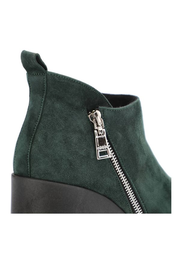 Zielone Botki Armodo Modne Buty Na Obcasie. Okazja: na co dzień. Kolor: zielony. Materiał: zamsz. Obcas: na obcasie. Styl: casual, elegancki, wizytowy. Wysokość obcasa: średni