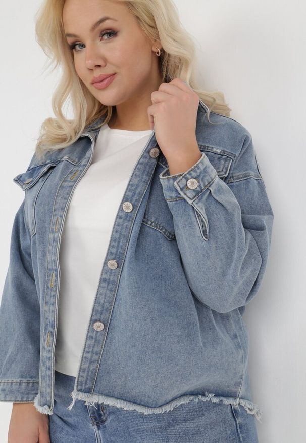Born2be - Jasnoniebieska Kurtka Jeansowa Irereia. Kolekcja: plus size. Kolor: niebieski. Materiał: jeans. Długość rękawa: długi rękaw. Długość: długie. Wzór: aplikacja. Styl: klasyczny