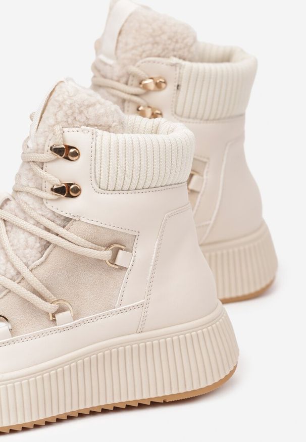 Born2be - Beżowe Płaskie Sznurowane Śniegowce Trapery Vices Ozdobione Futerkiem Typu Baranek Temarie. Okazja: na co dzień. Kolor: beżowy. Materiał: futro. Wzór: aplikacja. Sezon: zima. Styl: casual, elegancki